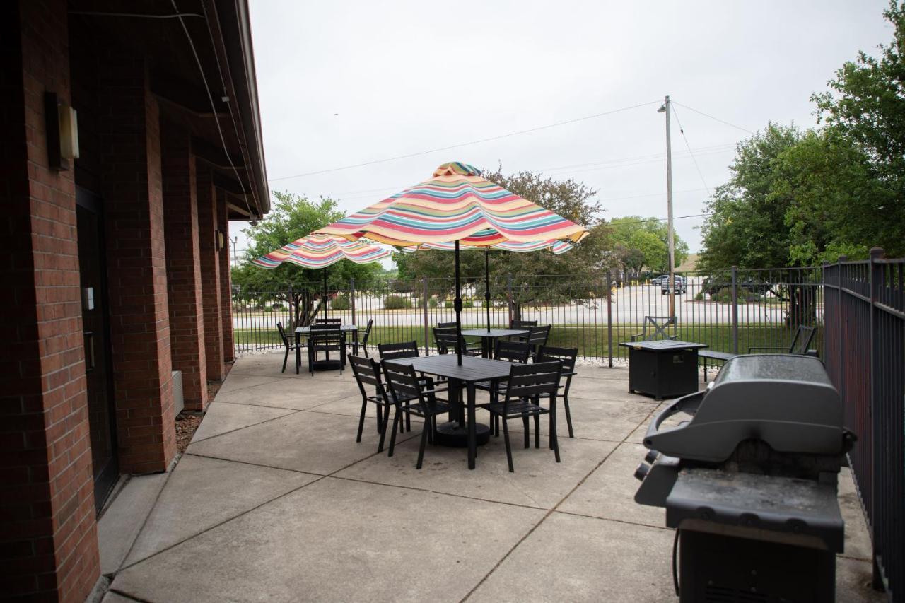 Lomira Inn And Suites Exterior photo